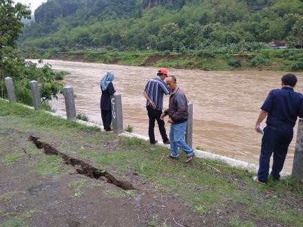 Jalan Ambles Di Dusun Wunut Sriharjo