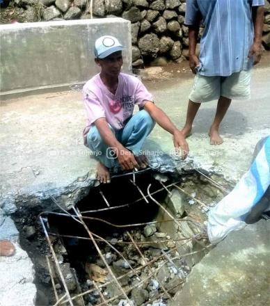 Warga Di Pedukuhan Sompok bergotong Royong Memperbaiki Jalan Rusak 